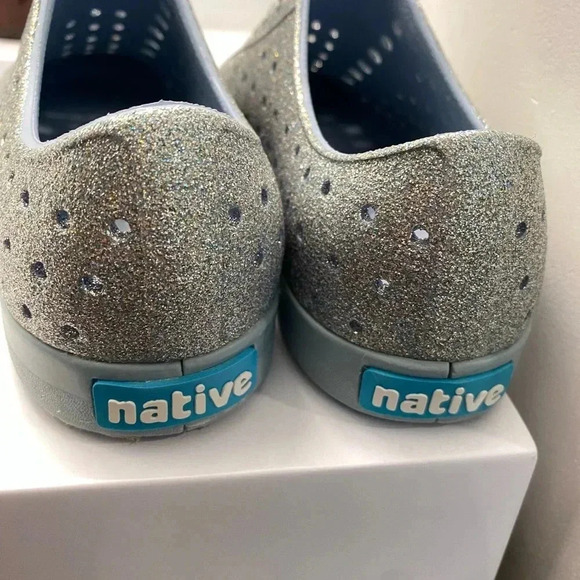 💚 Native Jefferson Hollywood Blue Hydrangea Bling/Shell Kids Shoe - J2 - Picture 6 of 8